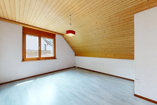pièce vide avec inside property, natural light, lumière naturelle, wood ceiling, et plafond en bois