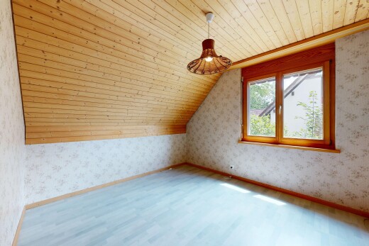 pièce vide avec mur en papier peint, wallpaper wall, pièce supplémentaire, plafond bas, et low ceiling
