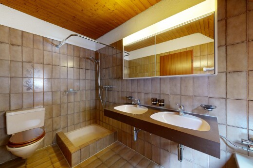 bad mit spiegel, toilette, komplettes badezimmer, fliesenwand, und tile wall