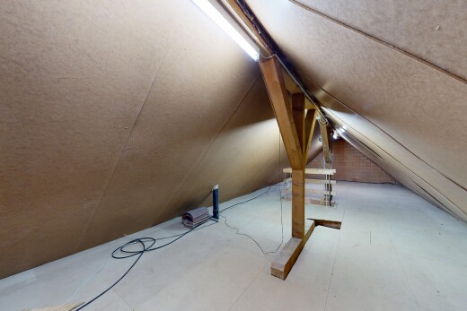 détails avec attic, attic / basement / garage, floor, plafond cathédrale, et cathedral ceiling