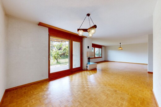 leerer raum mit inside property, natürliches licht, natural light, holzfußboden, und wood finish floor
