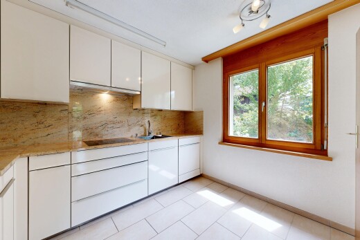küche mit natürliches licht, natural light, light countertops, weiße schränke, und white cabinets
