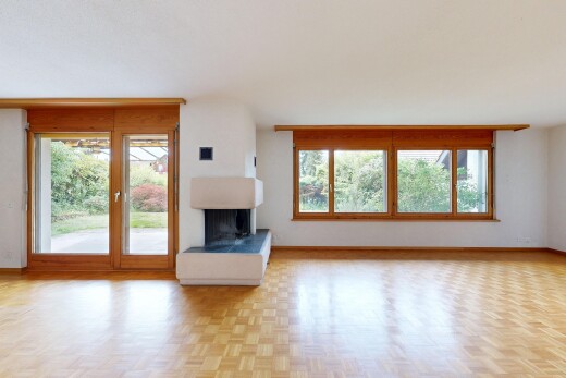 leerer raum mit holzfußboden, wood finish floor, kamin, inside property, und natürliches licht