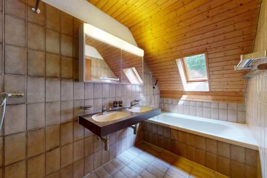 bad mit komplettes badezimmer, spiegel, dachfenster, bad, und inside property