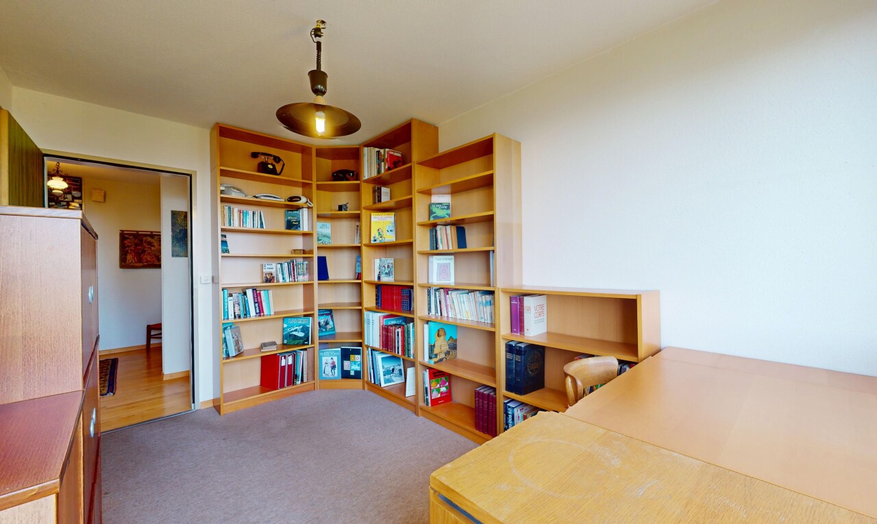 office space featuring carpet