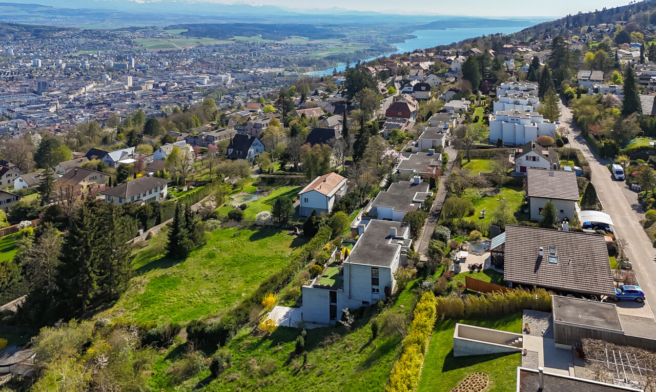 view of mountain feature featuring a residential view