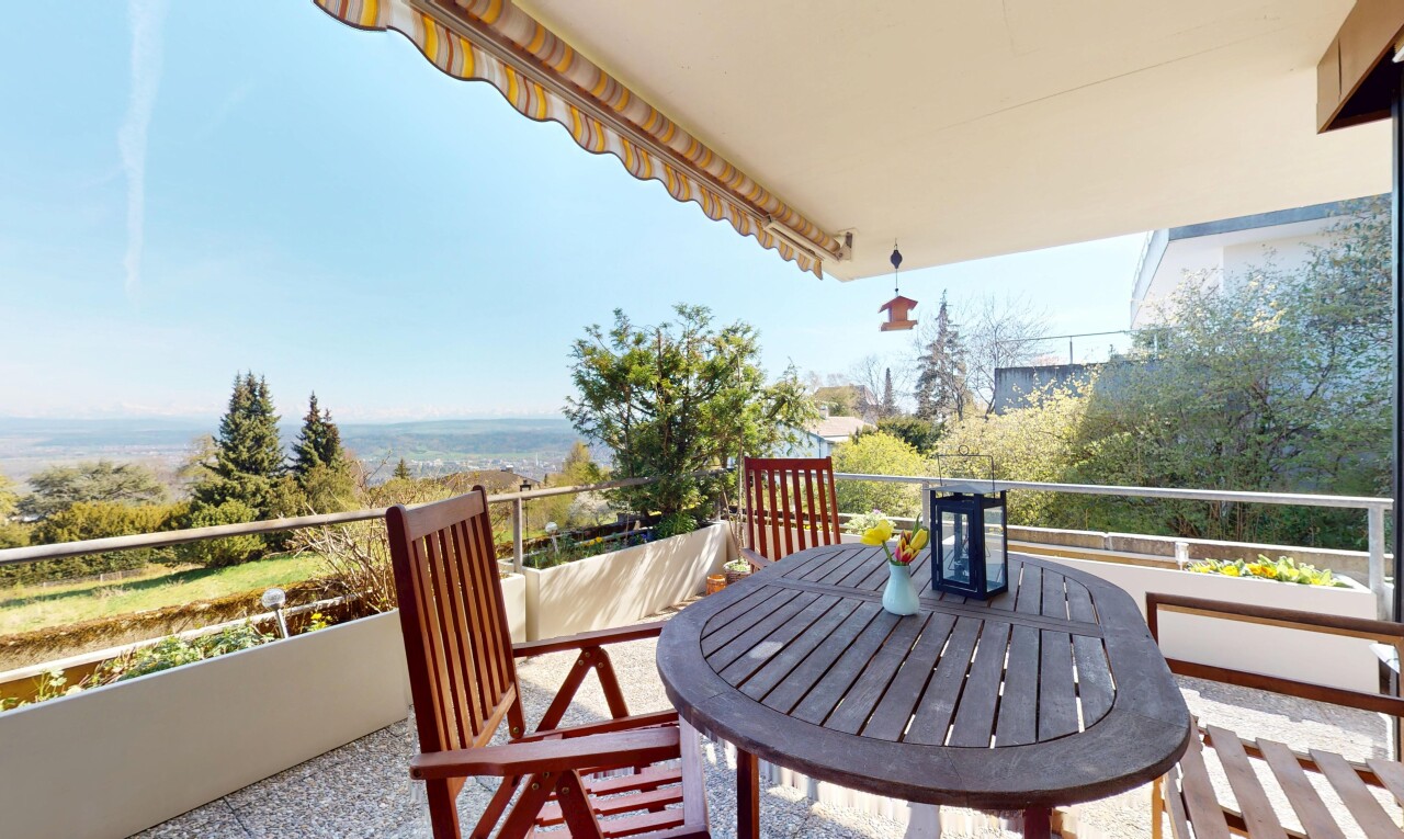 balcony with outdoor dining space