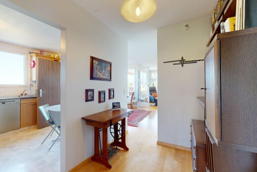 halle / korridor mit gipskartonwand, holzfußboden, natürliches licht, und waschbecken