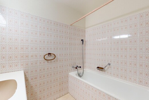 bad mit bad, komplettes badezimmer, dusche, und fliesenwand