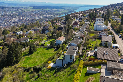blick auf die berge mit wohngebietblick