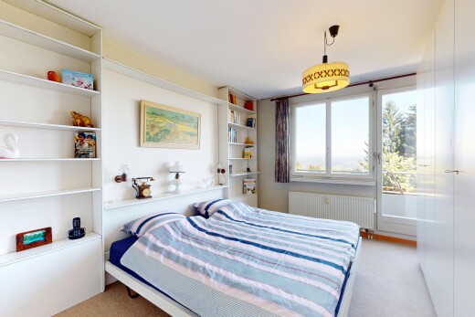 zimmer / schlafzimmer mit gipskartonwand, teppich, kühler, und natürliches licht