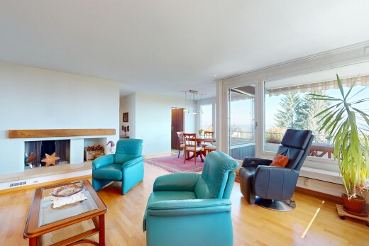 wohnzimmer mit holzfußboden, gipskartonwand, und natürliches licht