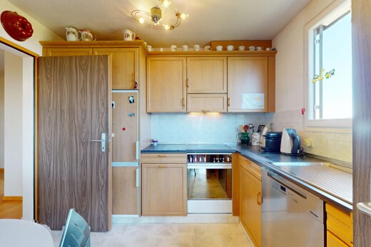 küche mit ofen, küchenrückwand beim herd, natürliches licht, schränke mit zierleisten, und geschirrspülmaschine