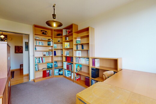 büro mit gipskartonwand und teppich