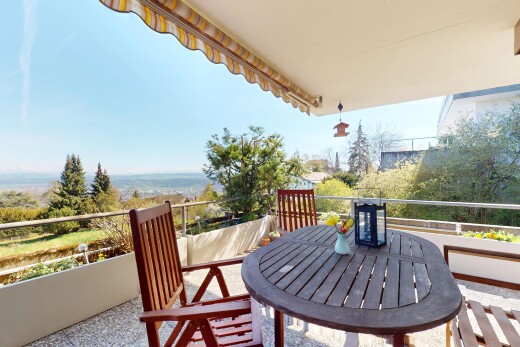 balkon mit balkon und essbereich im freien