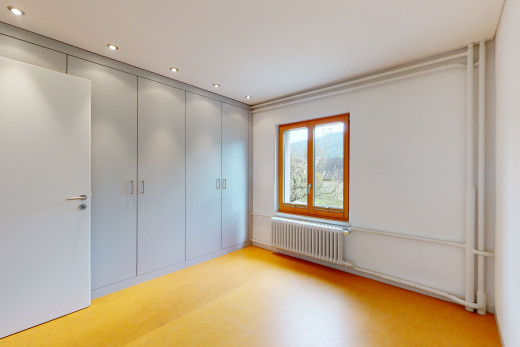 schlafzimmer mit natürlichen licht und kühler