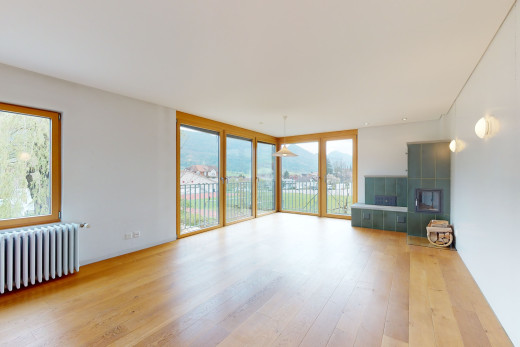 wohnzimmer mit natürlichen licht, holzböden und kühler