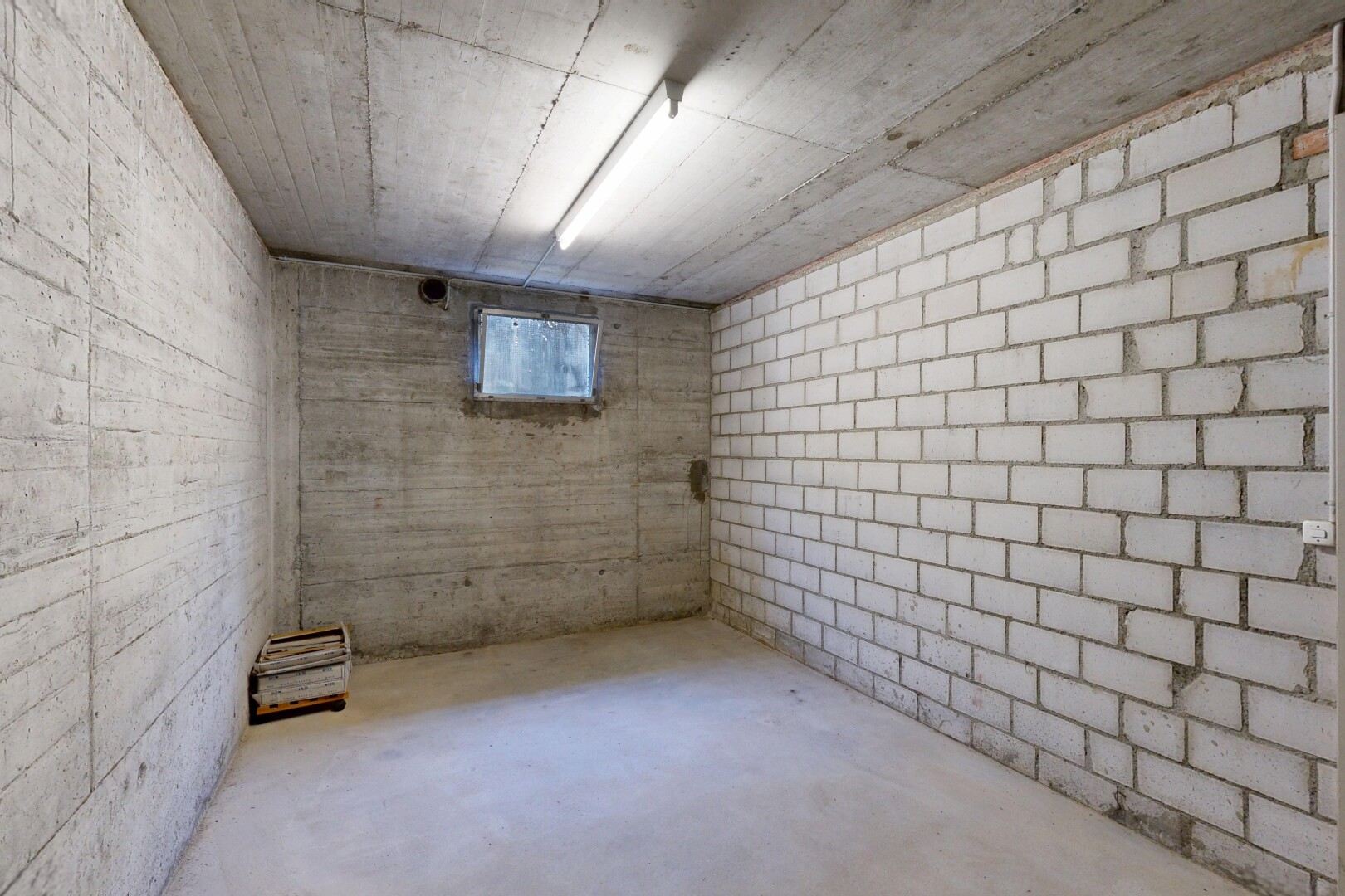 empty room featuring concrete flooring