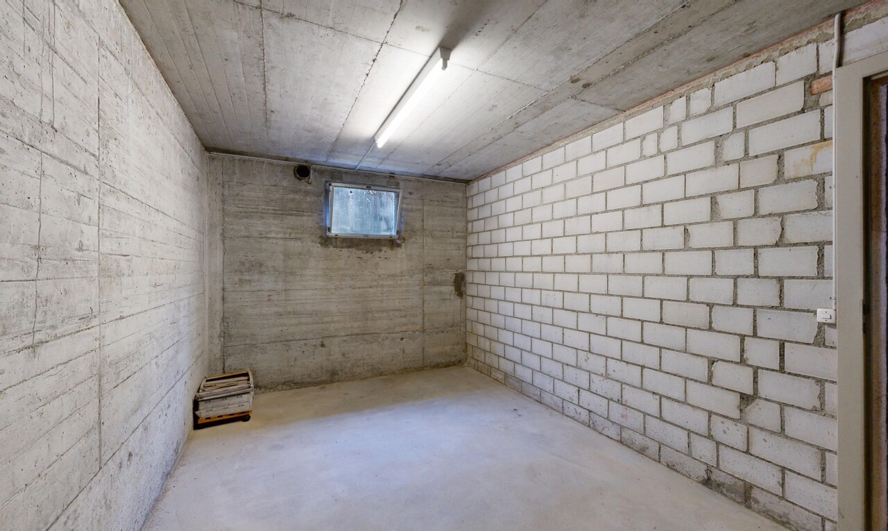 empty room featuring concrete flooring