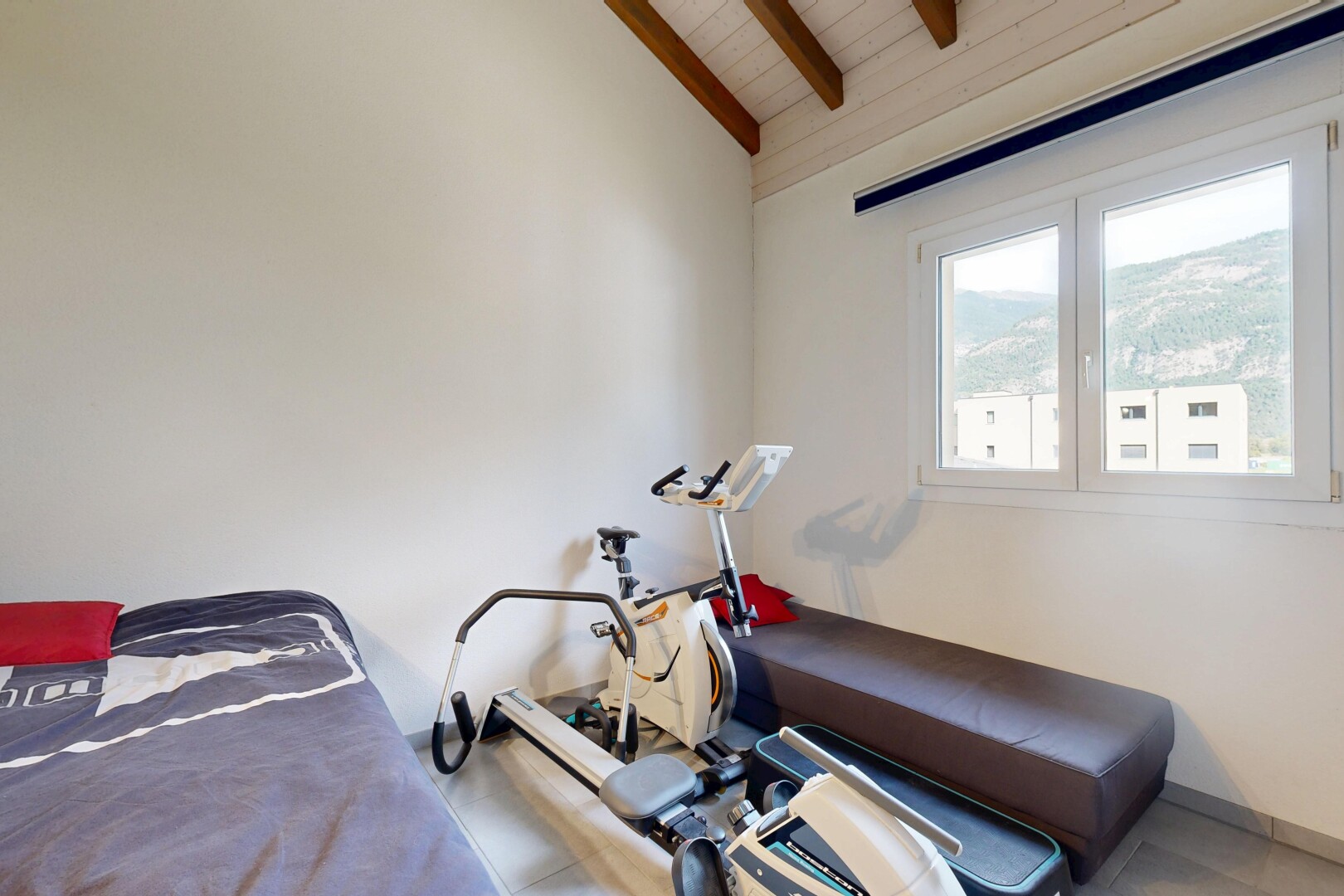 chambre avec inside property, cloison sèche, drywall, plafond à poutres, et beamed ceiling