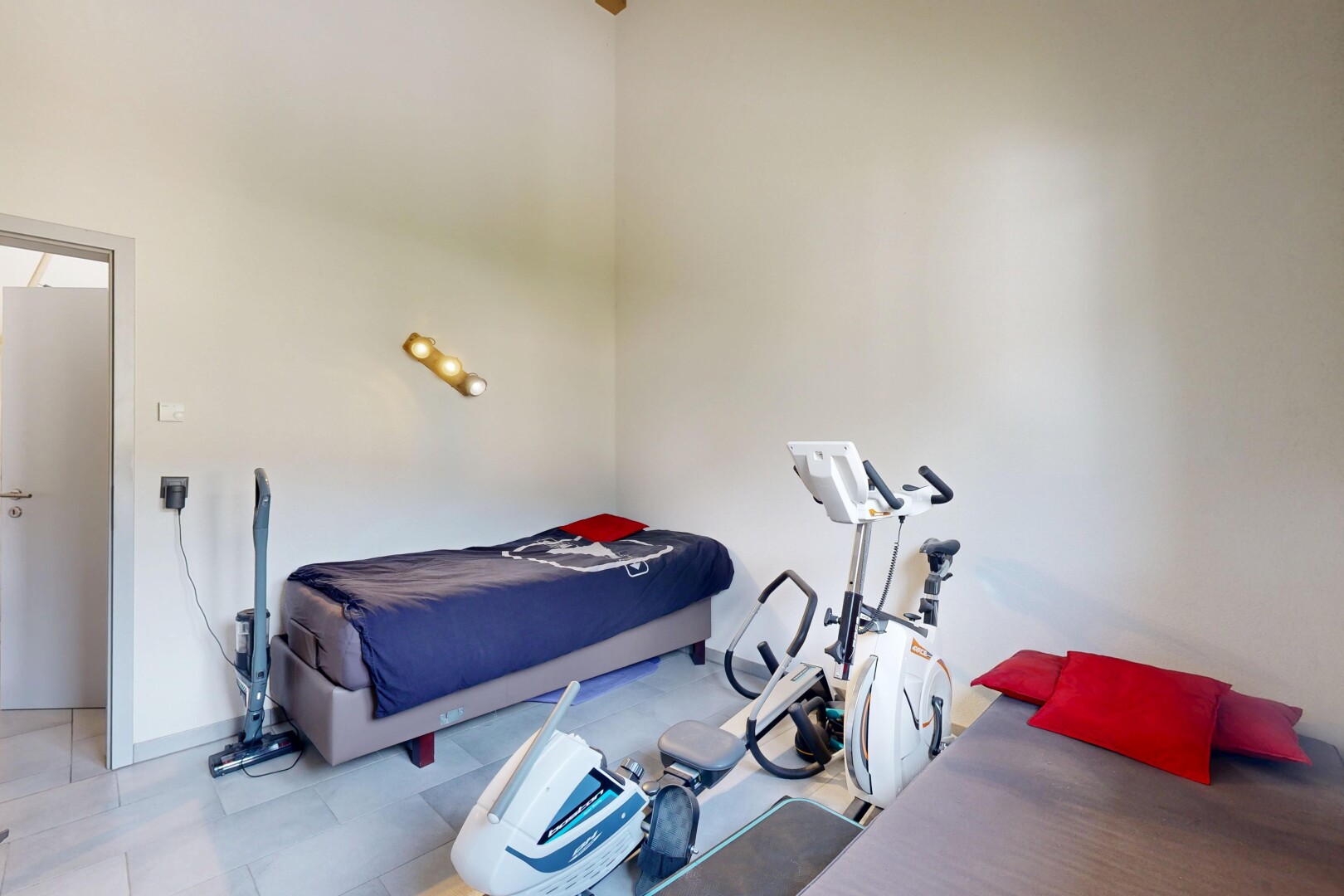 chambre avec inside property, cloison sèche, et drywall