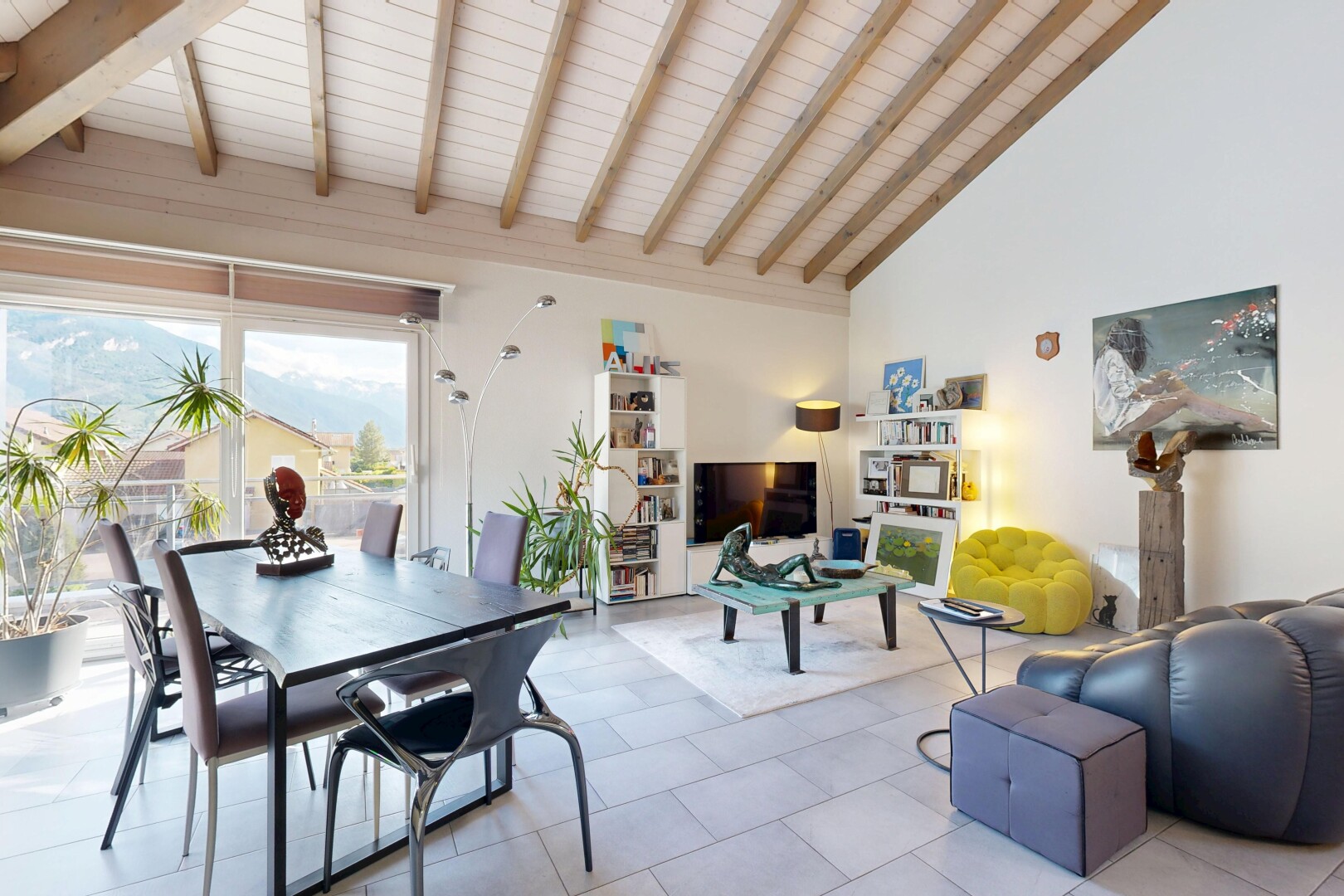 salon / salle à manger avec cloison sèche, drywall, plafond haut, high ceiling, et inside property