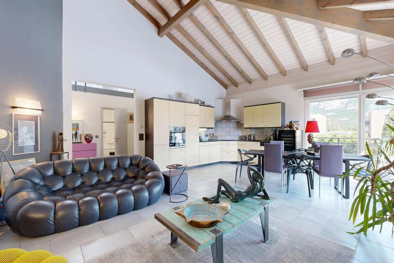 salon / salle à manger avec inside property, plafond haut, high ceiling, plafond à poutres, et beamed ceiling