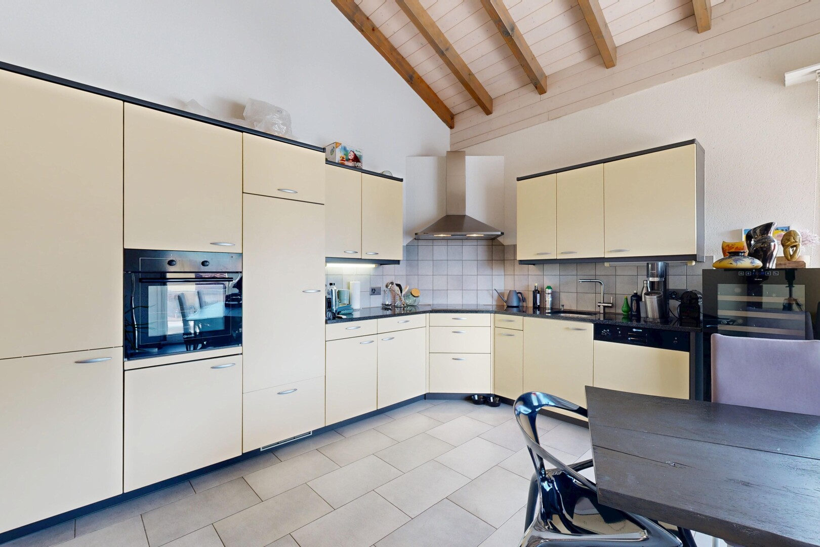 cuisine avec armoires crème, cream cabinets, dosseret, backsplash, et four