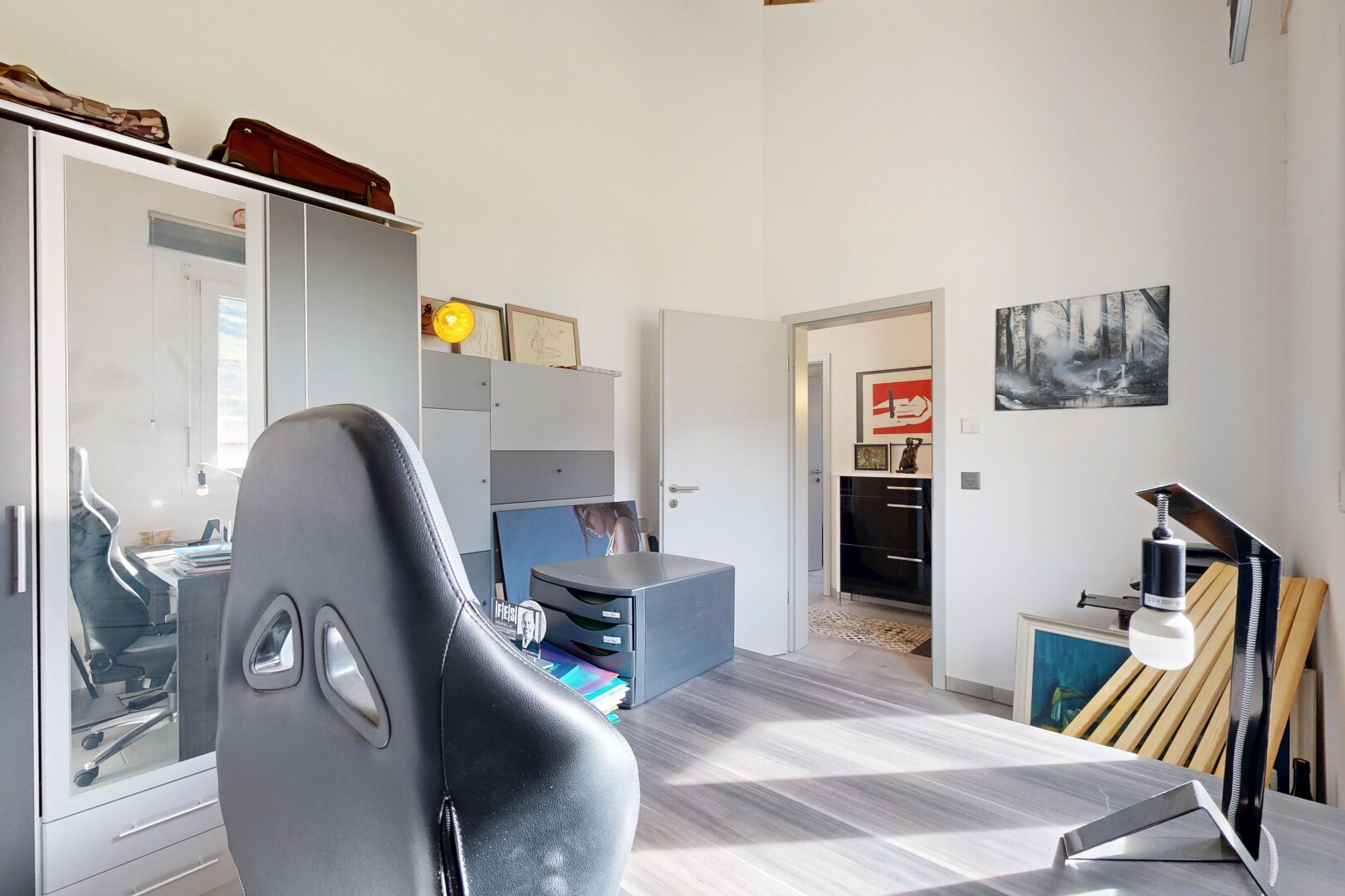 chambre avec cloison sèche, drywall, inside property, espace bureau, et light floor