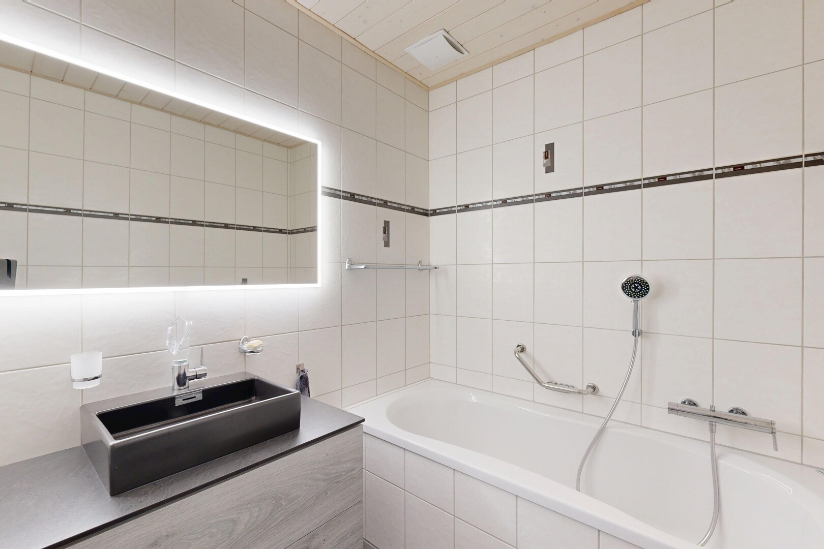 salle de bains avec mur en carrelage, tile wall, salle de bain complète, bain, et lavabo (ou coiffeuse selon le contexte)