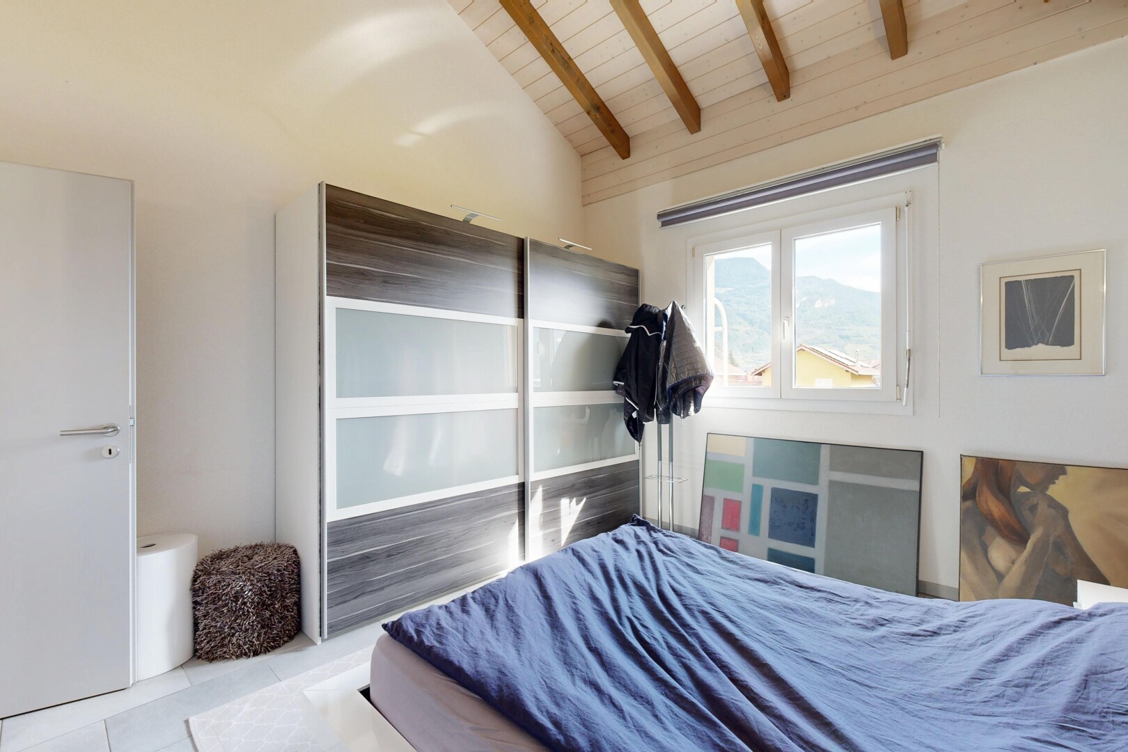 chambre avec plafond en bois, wood ceiling, plafond à poutres, beamed ceiling, et cloison sèche
