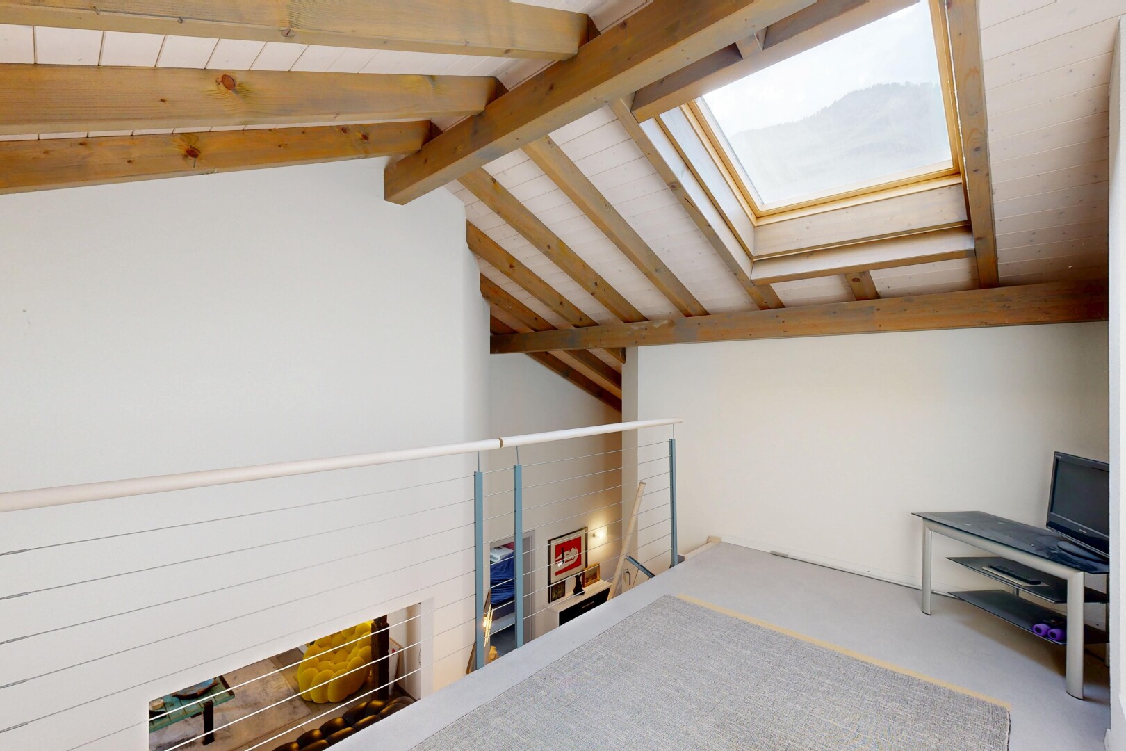 chambre avec puits de lumière, inside property, plafond voûté, vaulted ceiling, et plafond cathédrale
