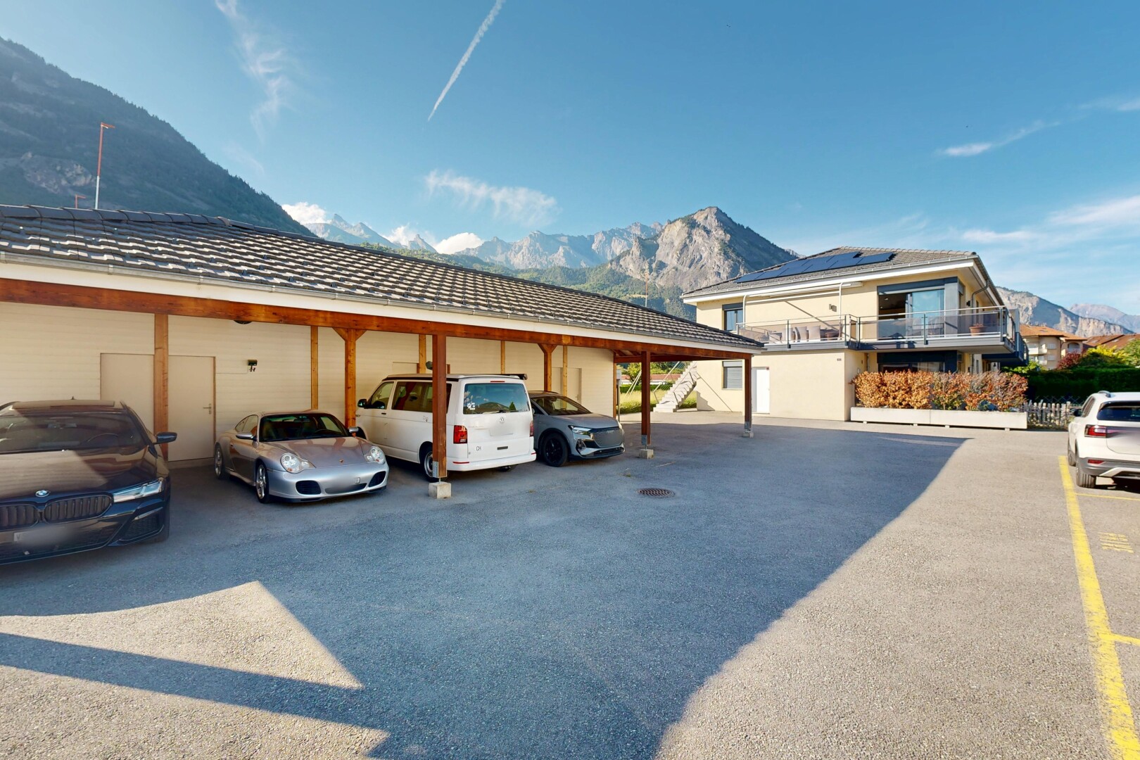 façade avec mountain view, vue sur la montagne, day time, et parking