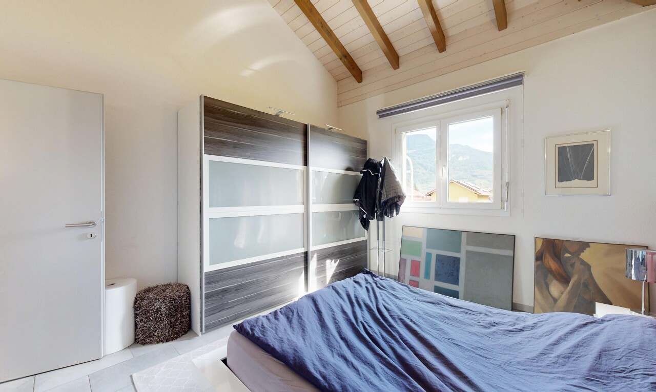 chambre avec plafond en bois, wood ceiling, plafond à poutres, beamed ceiling, et cloison sèche