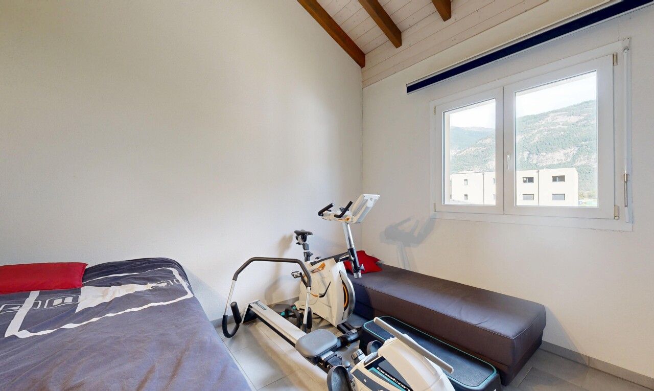 chambre avec inside property, cloison sèche, drywall, plafond à poutres, et beamed ceiling
