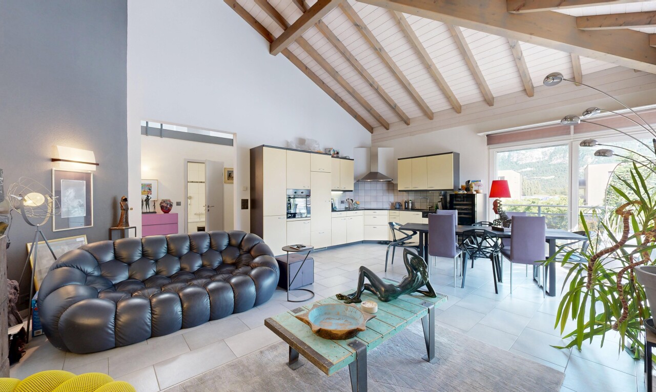 salon / salle à manger avec inside property, plafond haut, high ceiling, plafond à poutres, et beamed ceiling