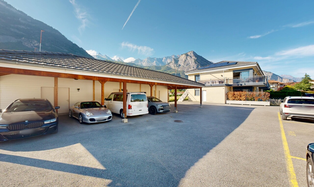 façade avec mountain view, vue sur la montagne, day time, et parking