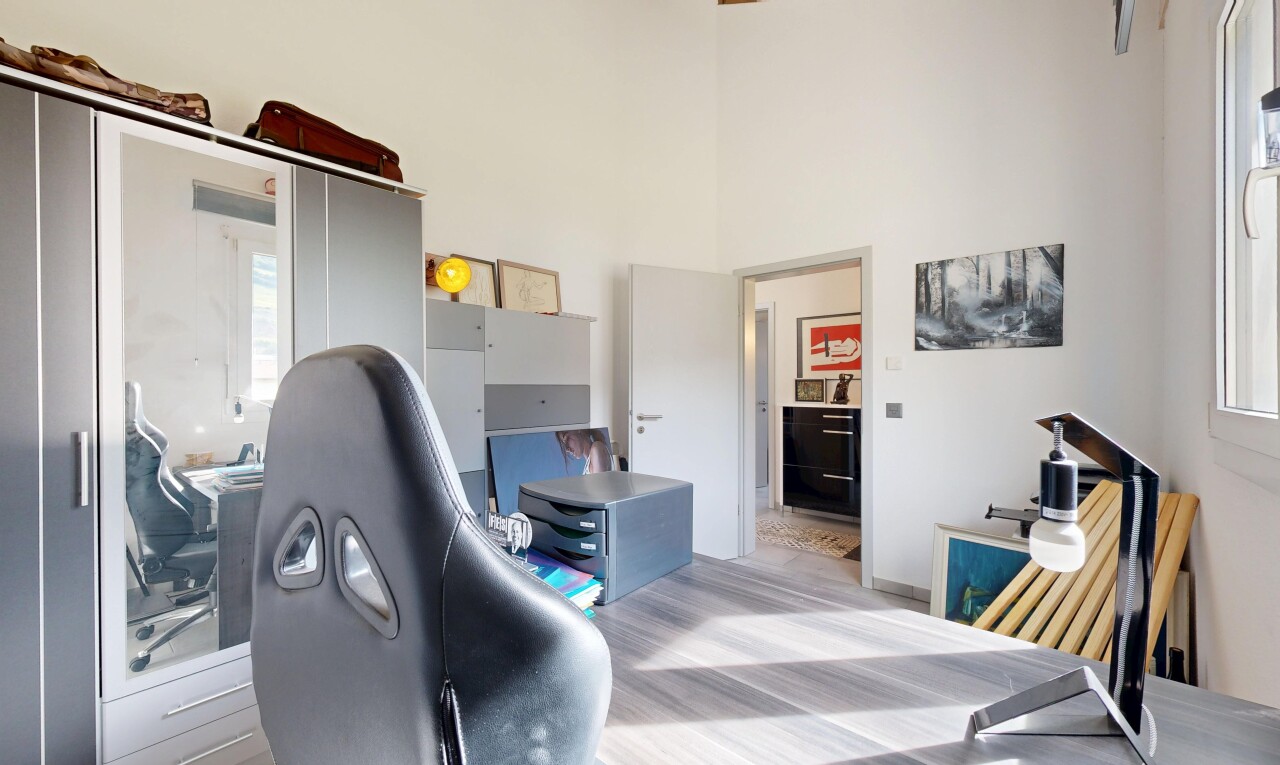 chambre avec cloison sèche, drywall, inside property, espace bureau, et light floor