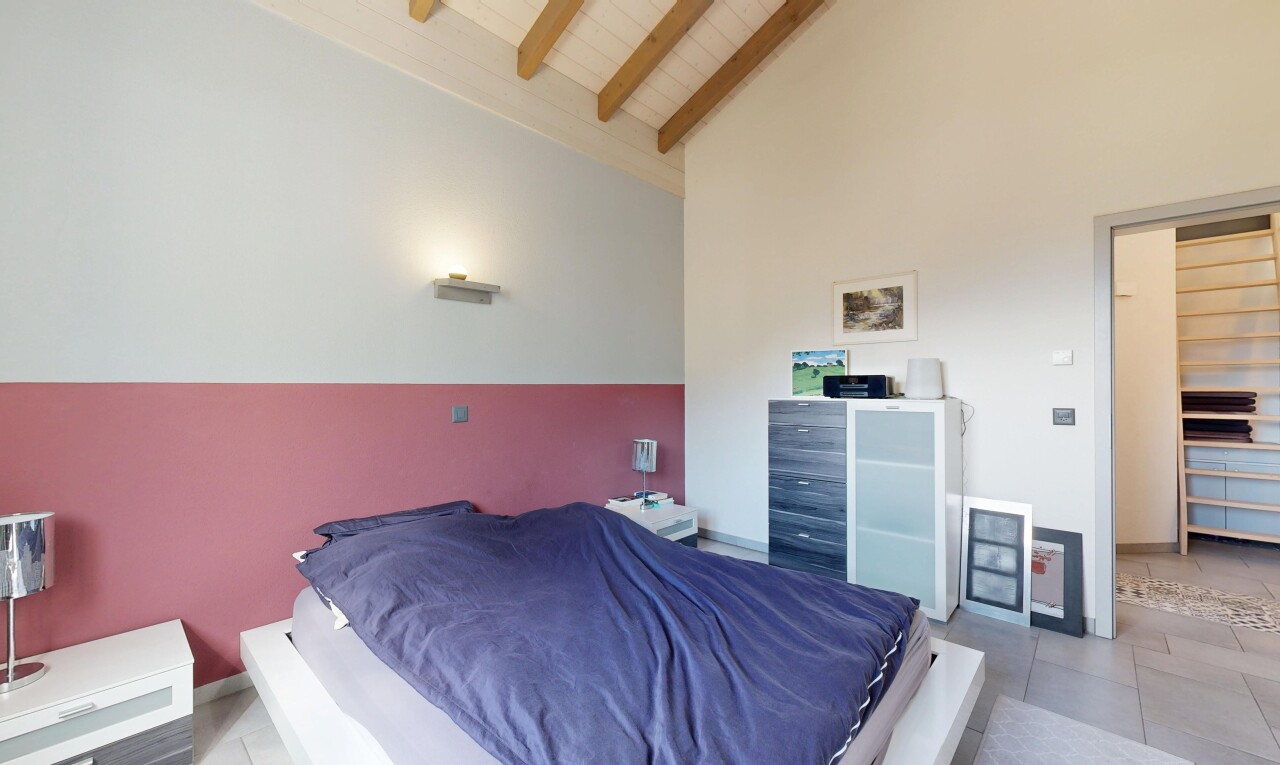 chambre avec plafond à poutres, beamed ceiling, cloison sèche, drywall, et inside property
