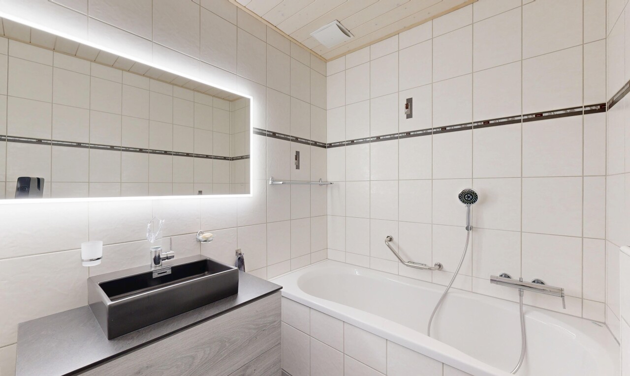 salle de bains avec mur en carrelage, tile wall, salle de bain complète, bain, et lavabo (ou coiffeuse selon le contexte)