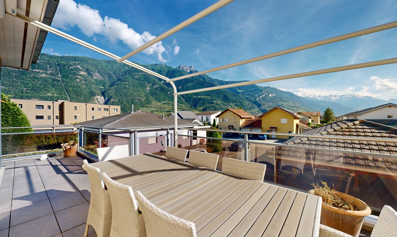 terrasse avec from property, coin repas extérieur, mountain view, vue sur la montagne, et day time