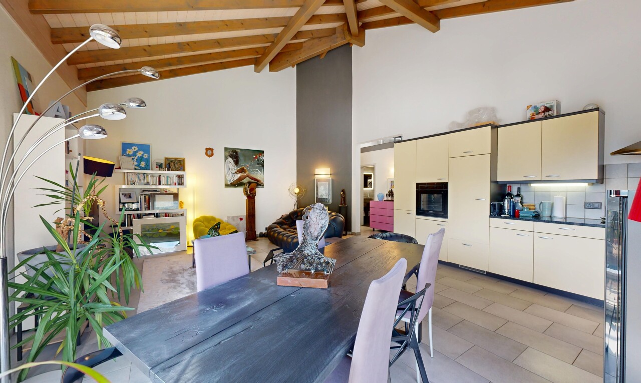 salle à manger avec plafond haut, high ceiling, inside property, plafond voûté, et vaulted ceiling