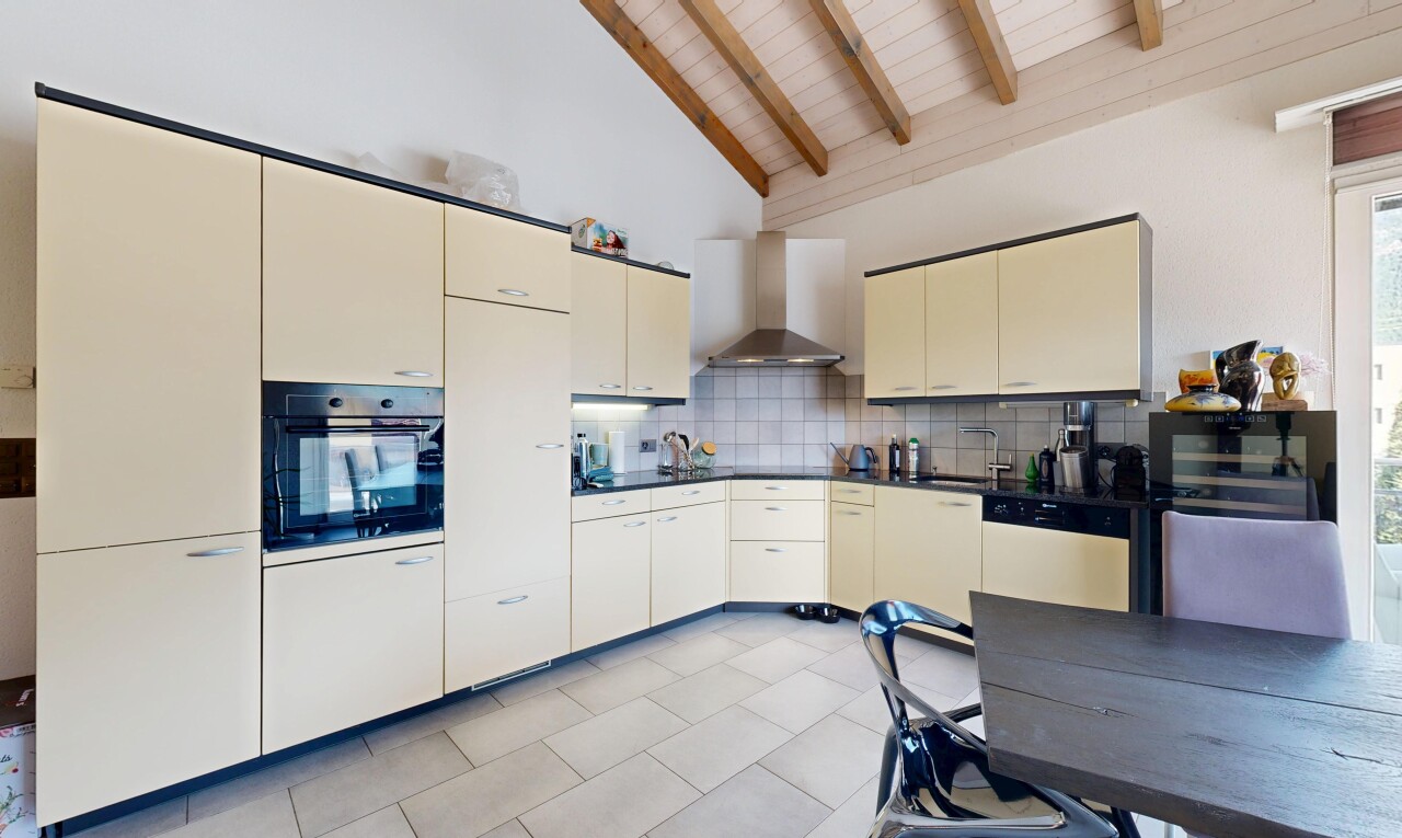 cuisine avec armoires crème, cream cabinets, dosseret, backsplash, et four