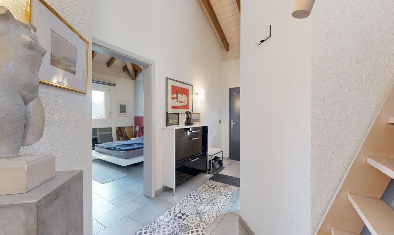 couloir avec plafond à poutres, beamed ceiling, lumière naturelle, natural light, et plafond en bois