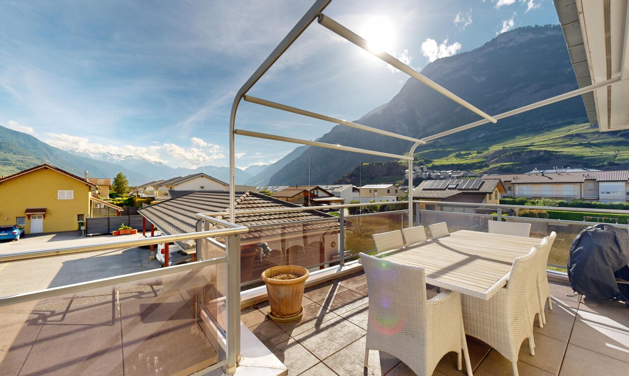 terrasse avec mountain view, vue sur la montagne, day time, from property, et coin repas extérieur