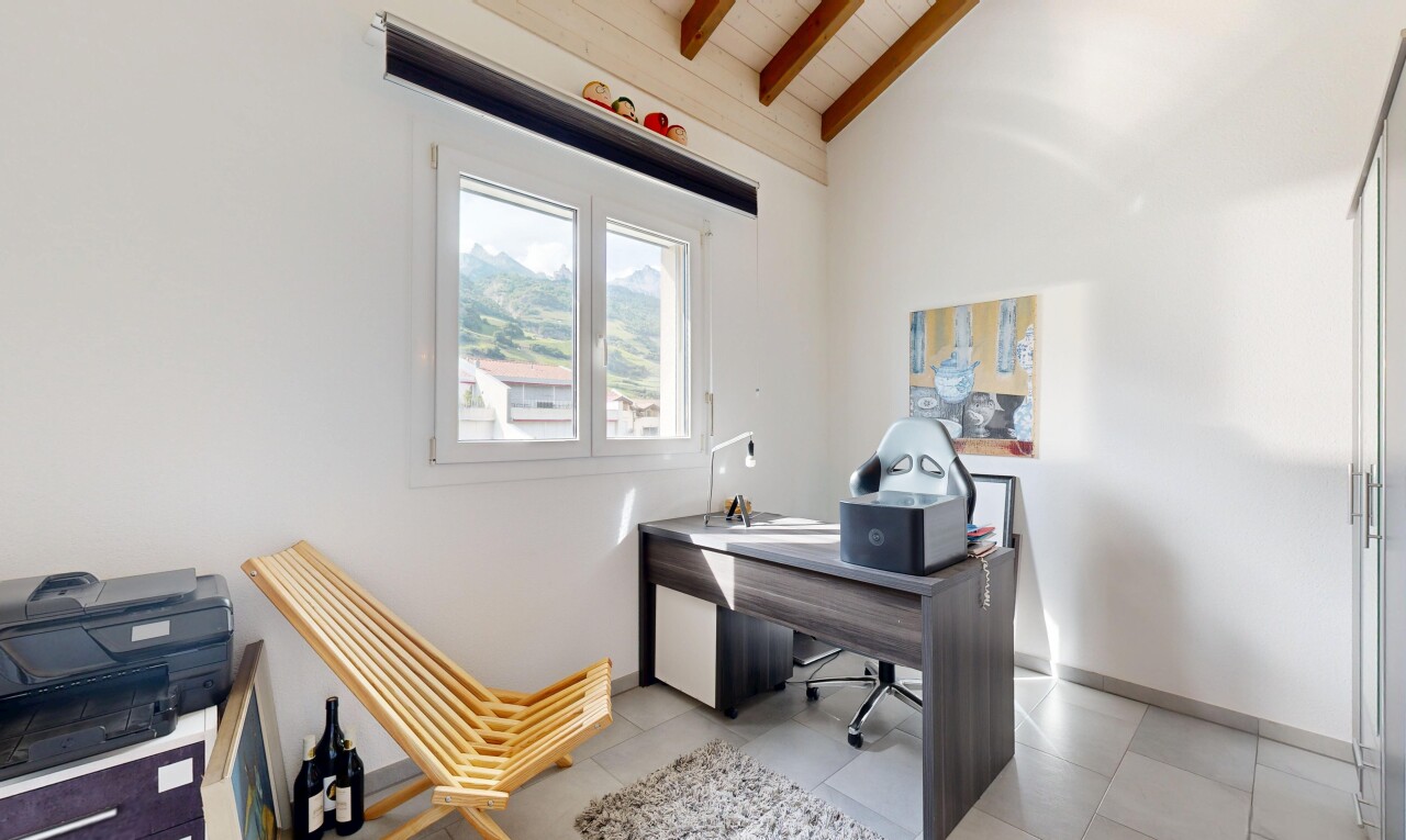 bureau avec espace bureau, plafond voûté, vaulted ceiling, plafond à poutres, et beamed ceiling