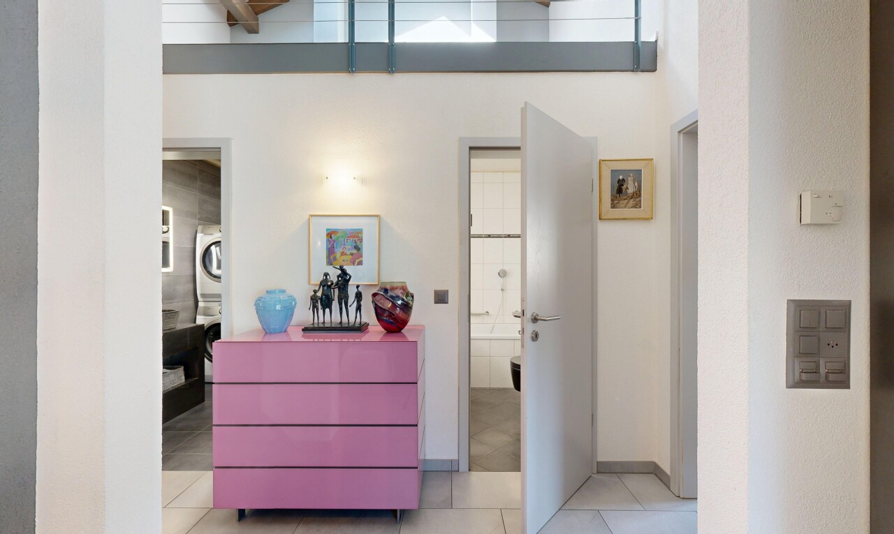 couloir avec inside property, sol en carrelage, tile floor, light floor, et lave-linge et sèche-linge superposés