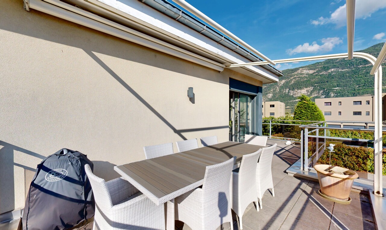 terrasse avec day time, mountain view, vue sur la montagne, coin repas extérieur, et from property