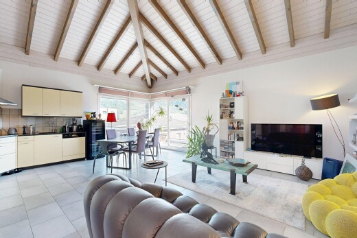 wohn- / esszimmer mit hohe decke, high ceiling, inside property, fernseher, und gipskartonwand