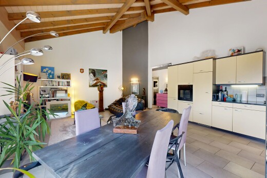 salle à manger avec plafond haut, high ceiling, inside property, plafond voûté, et vaulted ceiling